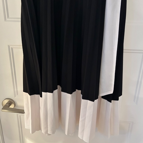 Rinascimento Black & White Pleated Dress – Made in Italy – Size M - Picture 2 of 4